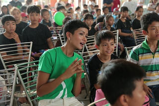 400 em nhỏ vui Tết Thiếu nhi cùng hoa hậu H’Hen Niê