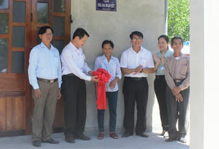 Bàn giao 5 nhà Đại đoàn kết cho hộ nghèo thị xã Hương Thủy