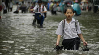 Hà Nội chỉ đạo đối phó với mưa lũ đảm bảo cho năm học mới