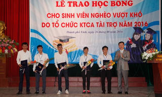 Trường ĐHSPKT Vinh tổ chức trao học bổng cho SV khó khăn