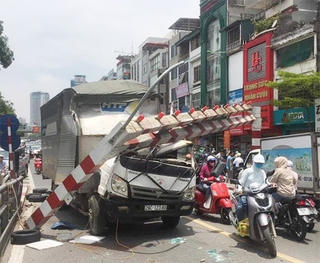 Đi nhầm đường, tài xế xe tải đâm gẫy barie cầu vượt Thái Hà