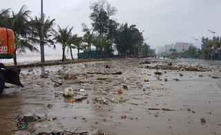 Thanh Hóa: Sóng biển dâng cao tràn vào đường Hồ Xuân Hương