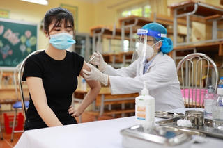 Tiêm vaccine Covid-19 cho trẻ em từ 16 -17 tuổi trước và hạ dần độ tuổi