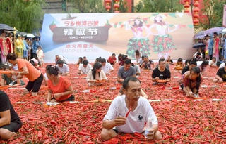 Xơi hết 50 trái ớt trong vòng 68 giây