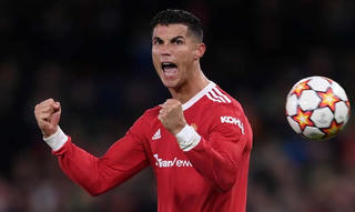 Ronaldo giải cứu MU lập siêu kỷ lục, HLV Solskjaer khen lấy khen để