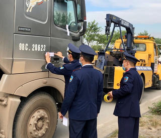 Hải Dương: Tài xế và chủ ô tô đầu kéo chở quá tải bị phạt gần 51 triệu đồng 