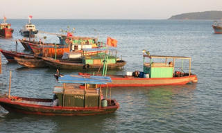 Đưa 9 người gặp nạn chìm tàu vào bờ