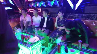 Đột kích quán karaoke lúc nữa đêm, phát hiện 16 người dương tính với ma túy