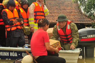 Bí thư Tỉnh ủy Quảng Bình đi ca nô vào “rốn lũ” Tân Hóa