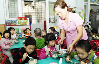Có thể nâng mức đóng BHXH cho giáo viên mầm non không?