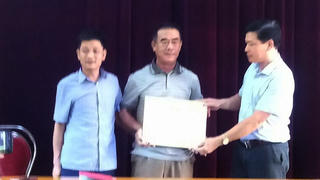 Dũng cảm lao ra nước xiết cứu 5 người bị lũ cuốn