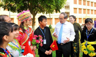 Chủ tịch Nguyễn Thiện Nhân đánh trống khai giảng tại Trường Dân tộc nội trú tỉnh Tuyên Quang