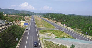 Đường chiến lược nối biển với đất liền và sân bay Chu Lai: Bao giờ thông tuyến?