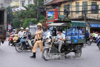 Xử lý xe quá tải, xe giả danh xe thương binh ở Hà Nội: Vẫn tình trạng 'bắt cóc bỏ đĩa'