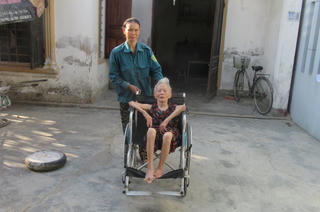 Ai nhận tiền đền bù 416m2 đất của một người tàn phế?