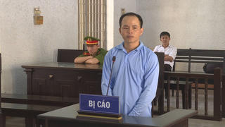 Chiếm đoạt tiền để trả nợ cá độ, lĩnh án 12 năm tù