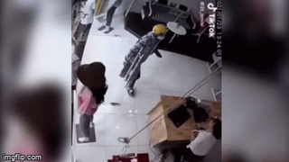 Ngang nhiên vào cửa hàng xịt hơi cay cướp tài sản 