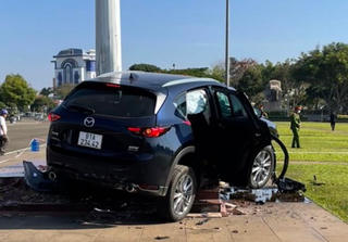 [VIDEO] Tai nạn hy hữu, ô tô phóng vọt lên lao thẳng cột cờ quảng trường