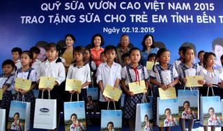 Vinamilk và Quỹ 1 triệu cây xanh cho Việt Nam trồng cây tại Khu di ích đường Hồ Chí Minh trên biển
