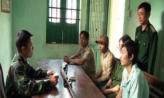 Tạm giữ 4 đối tượng mang theo súng đạn vào rừng