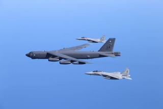 Mỹ điều B-52 tới gần đảo tranh chấp trên Biển Đông lần thứ hai trong 10 ngày