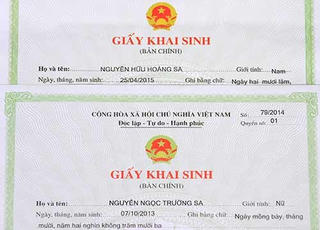 Đà Nẵng: Cán bộ đến nhà dân trao giấy khai sinh và tặng hoa