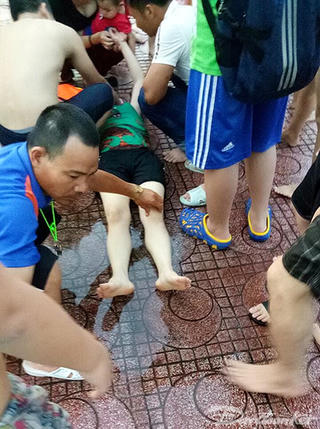 Rò điện tại bể bơi, một phụ nữ phải nhập viện