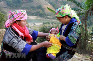 [ẢNH] Những cống hiến thầm lặng của đội ngũ cô đỡ thôn bản