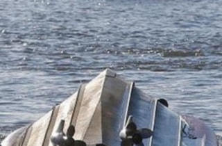 Lật tàu thủy chở đá nặng 300 tấn, 3 người chết và mất tích