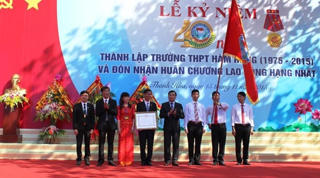 Trường THPT Hàm Rồng đón nhận Huân chương Lao động hạng Nhất