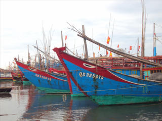 Tàu cá của ngư dân Quảng Bình bị 'tàu lạ' đâm chìm