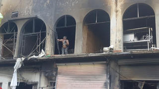 TP HCM: Hai người ám khói đen toàn thân bất ngờ bước ra từ đám cháy chung cư