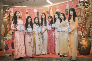 Nhớ quê hương da diết khi thấy tà áo dài Việt Nam trên nước Đức