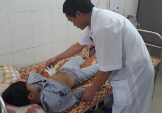 Chơi đùa, bé trai bị gốc cỏ voi đâm thủng bụng