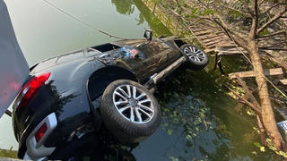 Ô tô lao xuống hồ ở Hà Nội, 4 người thoát chết