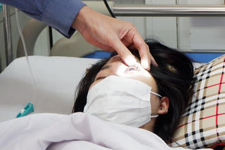 Cô gái 21 tuổi mù mắt trái sau khi tiêm filler ở spa