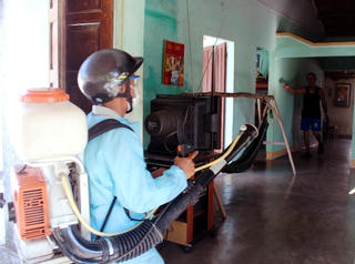 Mạo danh cán bộ chào mời phun thuốc diệt muỗi