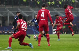 Thắng 2-0 Inter Milan, Liverpool đặt một chân vào tứ kết Champions League