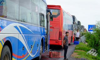 [Ảnh] Đường Quốc lộ 1A nhiều đoạn bị ngập sâu, xe ô tô nối đuôi nằm dài