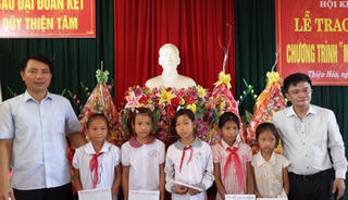 Thanh Hóa: Báo Đại Đoàn Kết trao 30 suất học bổng cho học sinh nghèo vượt khó