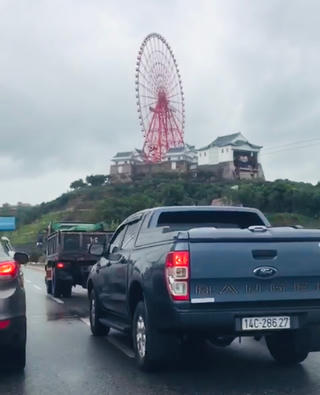 [Video] Ô tô 'dìu' xe máy qua cầu vượt biển giữa gió bão 