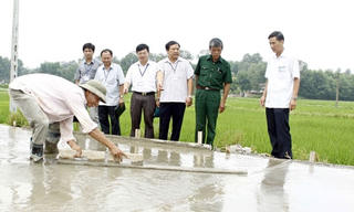 Người dân giám sát xây dựng nông thôn mới