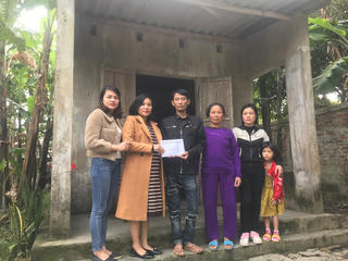 Bạn đọc Đại Đoàn Kết hỗ trợ anh Hoàng Văn Tuấn gần 90 triệu đồng