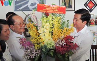 Bí thư Thành ủy Đinh La Thăng thăm cán bộ y tế dịp 27-2