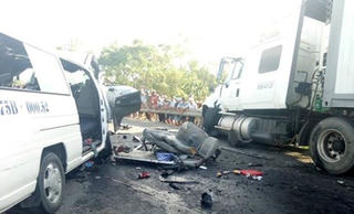 Xe container nổ lốp 'càn quét' trên đường, 12 người thương nặng