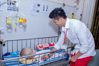 Trọng Hiếu thăm trẻ em chất độc da cam tại chùa Kỳ Quang