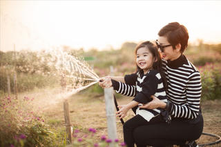 Vạch áo cho người xem lưng...