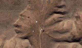 Google Maps chụp được gương mặt trên đất sét ở sa mạc Canada