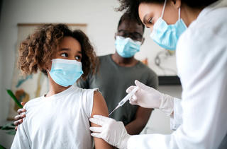 Các nước đang tiêm vaccine Covid-19 cho trẻ em ra sao?