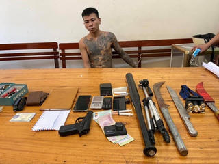 Bắt đối tượng tàng trữ súng và ma túy